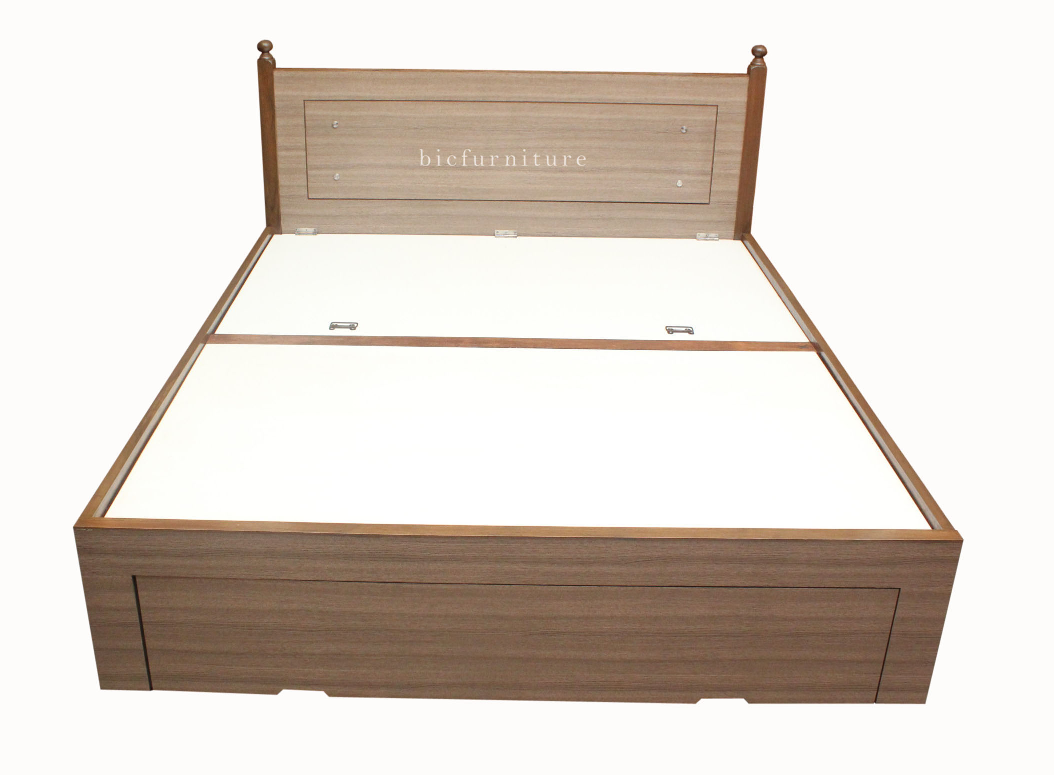 Modern_look_queen_size_bed_with_foot_side_storage